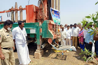 ysr jalakala bore inaugurated by mla sudhakar in r.khanapuram, mla sudhakar in ysr jalakala at r.khanapuram