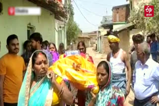 amily members perform last rites