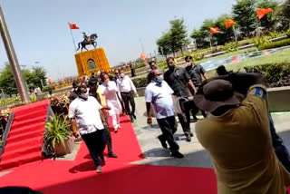 Chief Minister greeted the equestrian statue at Chhatrapati Shivaji Maharaj International Airport