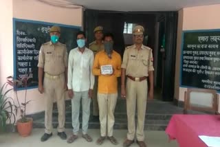 पुलिस की गिरफ्त में आरोपी.