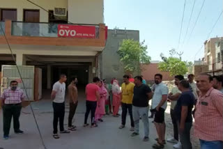 people-protested-against-oyo-hotel-in-faridabad