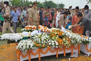 পিতৃবিয়োগের শোক বুঝল না ছোট্ট আমন, গান স্যালুটে শেষ বিদায় শহিদের