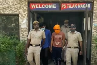 snatcher arrested in delhi  tilak nagar police delhi  crime in delhi  delhi crime news  तिलक नगर में स्नेचिंग की घटनाएं  तिलक नगर पुलिस दिल्ली  तिलक नगर में 2 बदमाश पकड़े