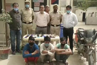 Burari snatching gang  snatching incidents in delhi  burari snatching incidents  crime in burari delhi  बुराड़ी पुलिस ने पकड़े तीन चोर  बुराड़ी में आपराधिक घटनाएं  दिल्ली में आपराधिक घटनाएं