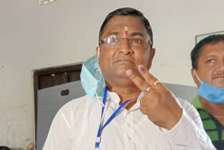 dipayan chakraborty cast his vote in silchar