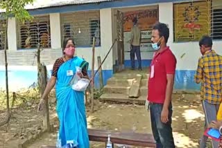 ভোটকর্মী নয় অথচ বুথে স্যানিটাইজ়ার দেওয়ার অভিযোগ, পরিদর্শনে ভারতী ঘোষ