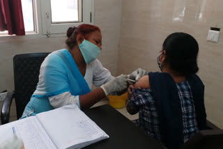 Panipat civil hospital starts applying corona vaccine to people above 45 years of age