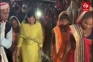 mp-navneet-rana-danced-with-tribal-women