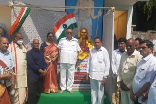 Mandali Buddhaprasad unveiled the statue of Pingalivenkayya at Avanigadda