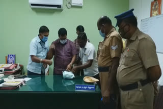 16 lakhs rupees seized by Election flying Squad in Erode, கர்நாடக அரசு பேருந்து உட்பட 4 வாகனங்களில் ரூ.16 லட்சம் பணம் பறிமுதல்,Election flying Squad