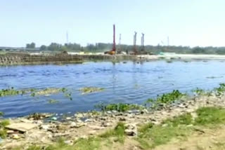 Dirty water of drains is being mixed in Yamuna river of Delhi