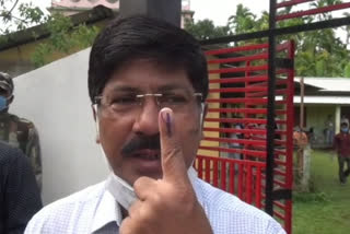 aminul-hoque-laskar-cast-vote-in-silchar