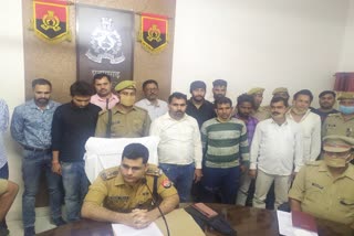 पुलिस की गिरफ्त में आरोपी.