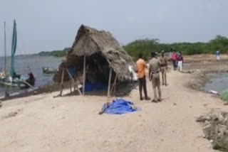 மீனவர் உடலைக் கைப்பற்றி ஆய்வு செய்யும் அலுவலர்கள்