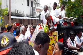 திருவாரூர் திமுக வேட்பாளருக்கு உற்சாக வரவேற்பு