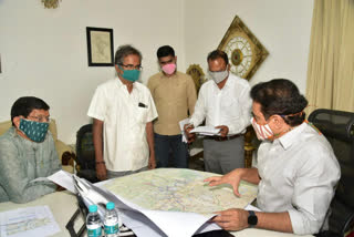 Minister review with irrigation officials
