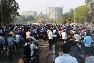 রাষ্ট্রায়ত্ত দুর্গাপুর ইস্পাত কারখানার গেটের বাইরে শ্রমিক বিক্ষোভ