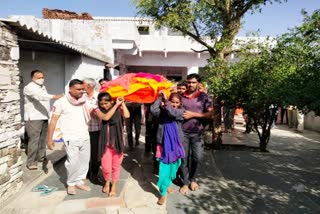 daughters perform last rites