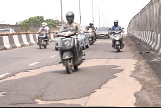 damaged condition on munirka flyover