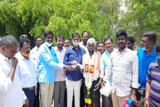 mla distributes motor pump for Beneficiaries