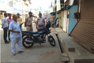 Thieves uprooted shutters in Jhajjar Palika Bazar, shopkeepers jammed the road