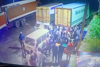 man injured in mob attack on market  ചന്തയിൽ ആൾക്കൂട്ട ആക്രമണത്തിൽ യുവാവിന് പരിക്ക്  ആൾക്കൂട്ട ആക്രമണം  തിരുവനന്തപുരം  നെയ്യാറ്റിൻകര ചന്ത