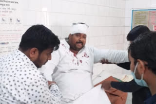 businessman beaten in noida  noida beaten incidents  noida crime latest news  crime in greater noida  ग्रेटर नोएडा में बदमाशों की मारपीट  व्यापारी के साथ लाठी-डंडों से मारपीट  नोएडा में व्यापारी से मारपीट