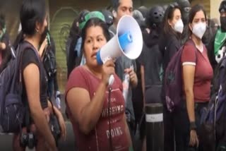 clash between police and protesters in mexico