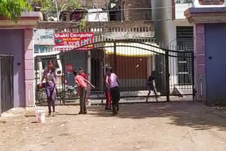 Children played Holi on the occasion of Rangpanchami