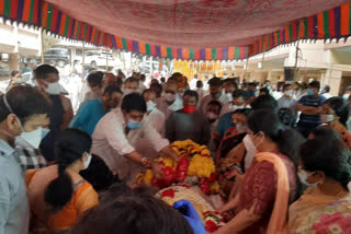 Minister Muthamsetti Srinivasa Rao pays tribute to Kalavati's dead body in ramnagar