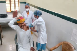 पूर्व विधायक कन्हैया लाल मीणा लगवाई वैक्सीन, Kanhaiya Lal Meena distributed masks