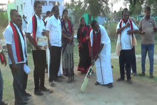 dmk candidate plays criket during campaign