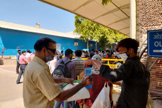 uncontrolled crowd in aiims