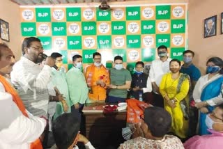 young men and women joined the bjp after leaving the jmm congress in jamshedpur