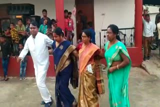 mp-geeta-and-former-chief-minister-madhu-koda-performed-traditional-dance-on-mage-festival