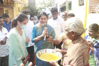 Akshara, Suhasini, danced for her father kamalhassan and collected votes