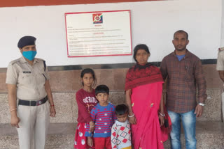 ddu-rpf-introduced-two-lost-girls-to-their-parents-in-chandauli