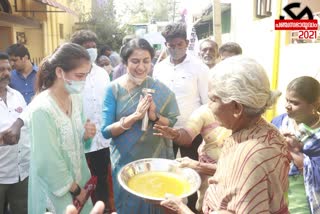 Akshara Haasan dances while campaigning for her father  Kamal Haasan election campaign  Makkal Needhi Maiam, Kamal Haasan  കമൽ ഹാസൻ  അക്ഷര ഹാസൻ  സുഹാസിനി  മണിരത്നം  തെരഞ്ഞെടുപ്പ്  Election  Akshara Hassan  Suhasini  Mani Ratnam