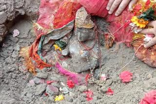 Villagers find the idol of Kali Devi temple damaged in the rani disaster