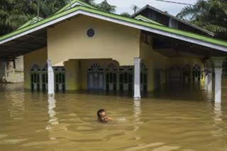 Indonesia landslides  Indonesia floods  people killed in Indonesia floods  Floods in Indonesia  ഇന്തോനേഷ്യ  മിന്നൽ പ്രളയം