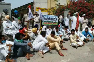 Farmers demonstrated FCI office Fatehabad