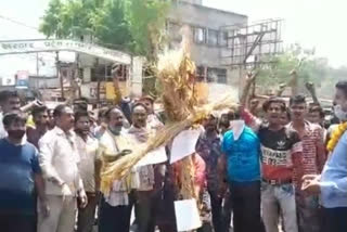 auto drivers burnt effigy of city commissioner in dhanbad