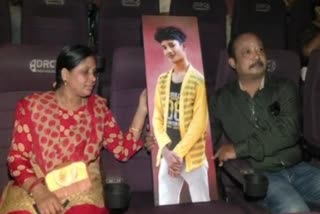 puneeth rajkumar fans parents with demised son photograph watch yuvarathnaa film at mysuru