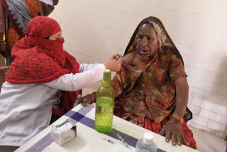 #corona  Tulsabai  The oldest woman in the country  Covid-19 Vaccine  118-year-old from Madhya Pradesh  Khimalasa Primary Health Center  Vaccination  sagar  sagar news  118-yr-old woman gets COVID vaccine  118-yr-old woman gets COVID-19 vaccine jab in MP  കൊവിഡ് വാക്സിന്‍ സ്വീകരിച്ച് 118 വയസുകാരി ചരിത്രം സൃഷ്ടിച്ചു  കൊവിഡ് വാക്സിന്‍  കൊവിഡ്  സർദാർപൂർ