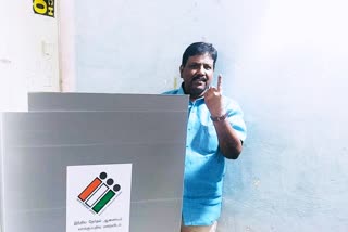விசிக பொதுச்செயலாளர்  எம்.பி.ரவிக்குமார் வாக்களிப்பு  எம்.பி.ரவிக்குமார்  விசிக பொதுச்செயலாளர் ரவிக்குமார்  மொரட்டான்டி வாக்குச்சாவடி  MP Ravikumar voted at Moratanti Polling Station  MP Ravikumar  VCK General Secretary Ravi Kumar