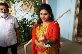 durai murugan grand daughter casted his vote in vellore