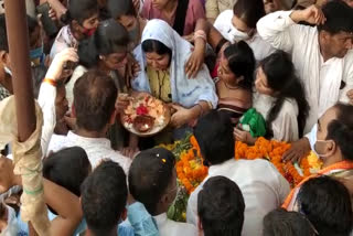 wife performed aarti of Martyr Deepak mortal body