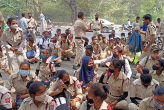 civil defense personnel in delhi  saket dm office in delhi  civil defense personnel protest in delhi  clash between civil defense personnel and man  सिविल डिफेंस कर्मी मारपीट मामला  सिविल डिफेंस कर्मी कोरोना दिल्ली  दक्षिणी दिल्ली डीएम ऑफिस प्रदर्शन