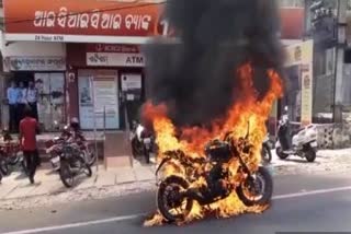 ରାସ୍ତା ଉପରେ ହୁତୁହୁତୁ ହୋଇ ଜଳିଲା ବାଇକ