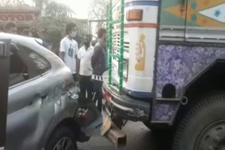 truck-collided-with-car-in-dhanbad